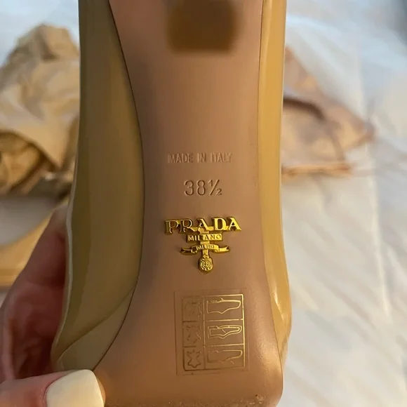 Prada 38.5 patent pumps with slight platform. Hardly worn! - Picture 2 of 8
